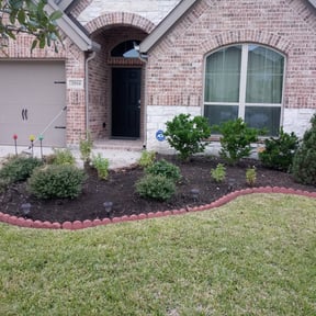Flower Bed Weeding by Javier’s Tree Services, LLC reviewed on August 16, 2025