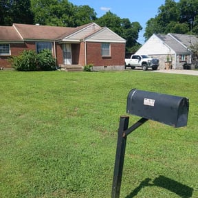 residential landscaping by Lawn Livin reviewed on August 21, 2025