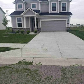 lawn maintenance by Jhon&#039;s Landscaping reviewed on August 21, 2025