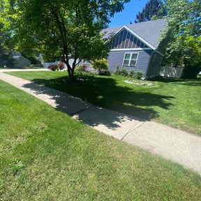 residential landscaping by Emerald Green Property Management LLC reviewed on August 16, 2025