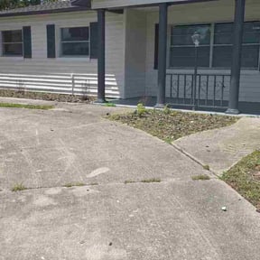 Flower Bed Weeding by Delacruz services reviewed on October 20, 2025