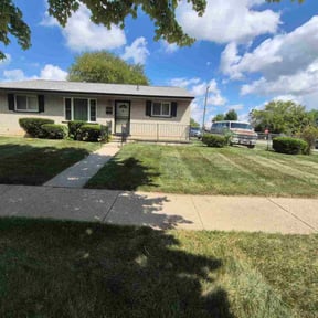 Bush Trimming by Fazal Management Group LLC reviewed on November 6, 2025