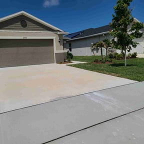 yard care by Elenas Lawn Care LLC reviewed on December 16, 2025