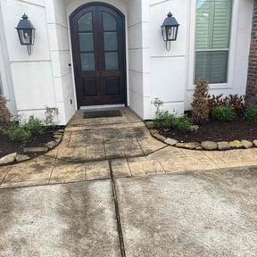 Bush Trimming by Dallas Enterprise LLC Lawn Care Services reviewed on August 19, 2025