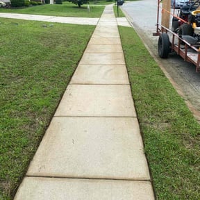 lawn maintenance by Weekend Warrior Landscaping reviewed on December 19, 2023