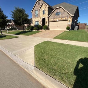 residential landscaping by Rolando Herrera reviewed on August 16, 2025