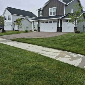yard maintenance by Newpensioninvestors.Inc reviewed on August 16, 2025