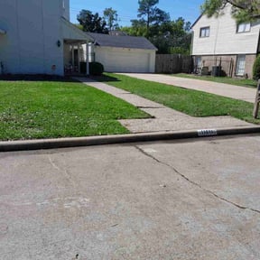 yard maintenance by Alexito Landscaping reviewed on August 18, 2025