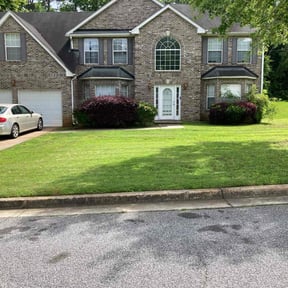 turf maintenance by BluGrass Groomers Lawn Care reviewed on August 21, 2025