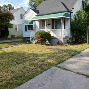 Bush Trimming by QuietLawns reviewed on October 20, 2025