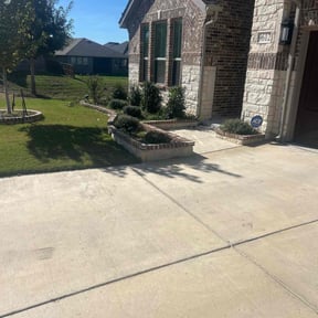 Bush Trimming by Edge Masters reviewed on August 20, 2025