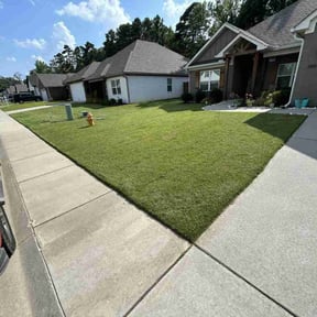 landscape maintenance by Galloway Farm and Lawn Service reviewed on August 21, 2025