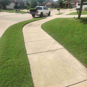 landscape maintenance by Aguilars Lawn Service reviewed on January 5, 2026