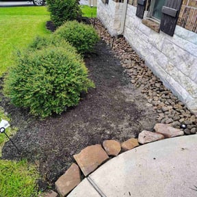 Flower Bed Weeding by Fresh Views Lawn Service reviewed on October 24, 2025