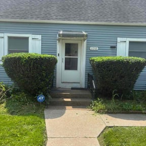 Bush Trimming by Pete’s Elite Lawn Care LLC reviewed on August 18, 2025