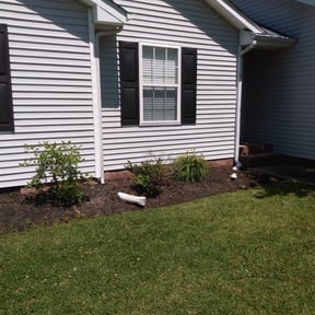 Flower Bed Weeding by Virgil lawn service reviewed on August 21, 2025
