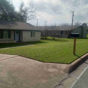 grass maintenance by Davis Landscaping reviewed on March 28, 2024