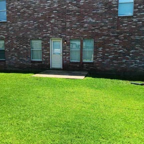 grass cutting by Hernandezsnowremoval and landscaping services reviewed on April 28, 2024