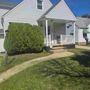 Bush Trimming by Hernández landscape reviewed on October 22, 2025