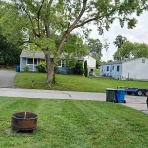 lawn maintenance by Alexis perez reviewed on May 7, 2024