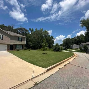 yard maintenance by Big 3 Lawns and Landscaping reviewed on August 17, 2025