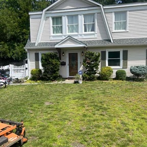 Bush Trimming by Lindsayβs lawncare reviewed on August 19, 2025
