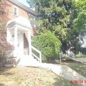 Bush Trimming by Custom Cuts Lawn Care reviewed on August 15, 2025
