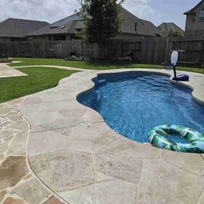 lawn maintenance by Lawn Heroes reviewed on April 6, 2025