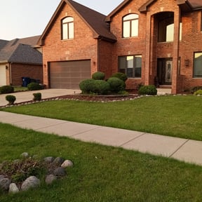Bush Trimming by Wynstra Lawn Care LLC reviewed on August 21, 2025