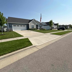 yard maintenance by Lawnstars reviewed on August 18, 2025