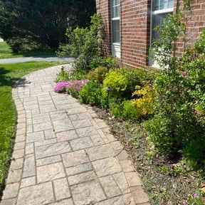 Flower Bed Weeding by Vincent Landscaping Corp reviewed on April 21, 2026