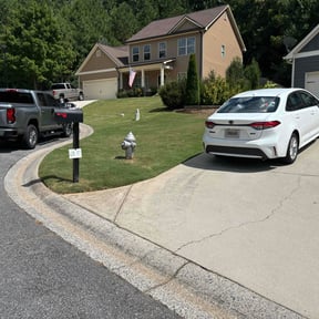 lawn care services by Héctor Lawn and Tree reviewed on August 20, 2025