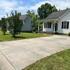 residential landscaping by Ledezma reviewed on August 17, 2025