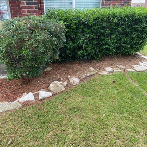 Flower Bed Weeding by MPLS GARDEN CARE LLC reviewed on August 20, 2025