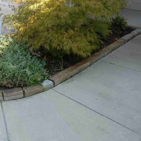 Flower Bed Weeding by YOUKNODAINFO LLC reviewed on August 16, 2025