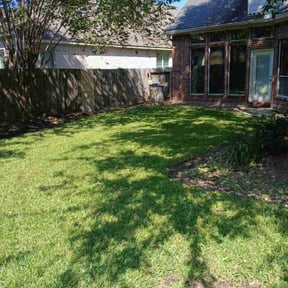 grass maintenance by Roldan Lawn Services LLC reviewed on May 1, 2024