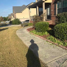 lawn care services by Signature Lawn Pros reviewed on August 8, 2025