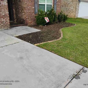 Flower Bed Weeding by Los Sebas landscape reviewed on September 14, 2026